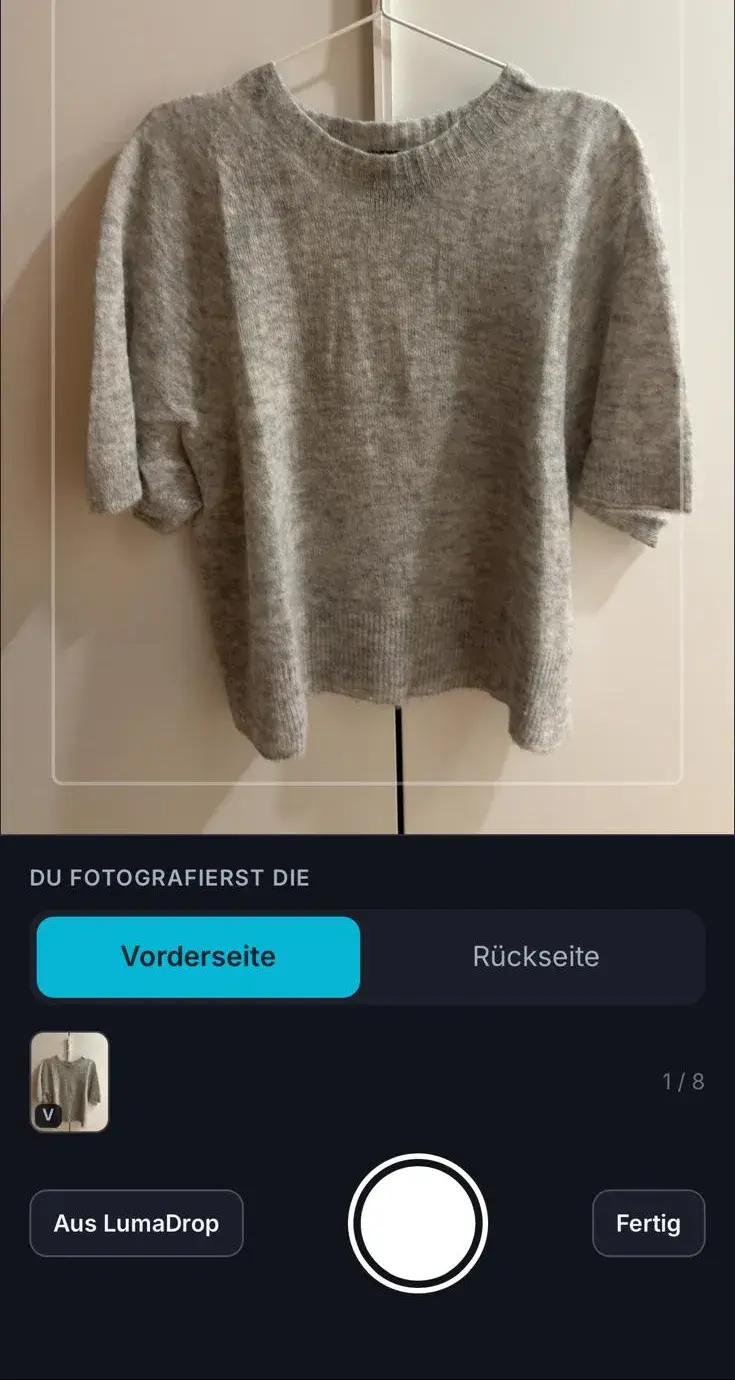 Kamera mit einem grauen Strickshirt, Vorderseite ist ausgewählt